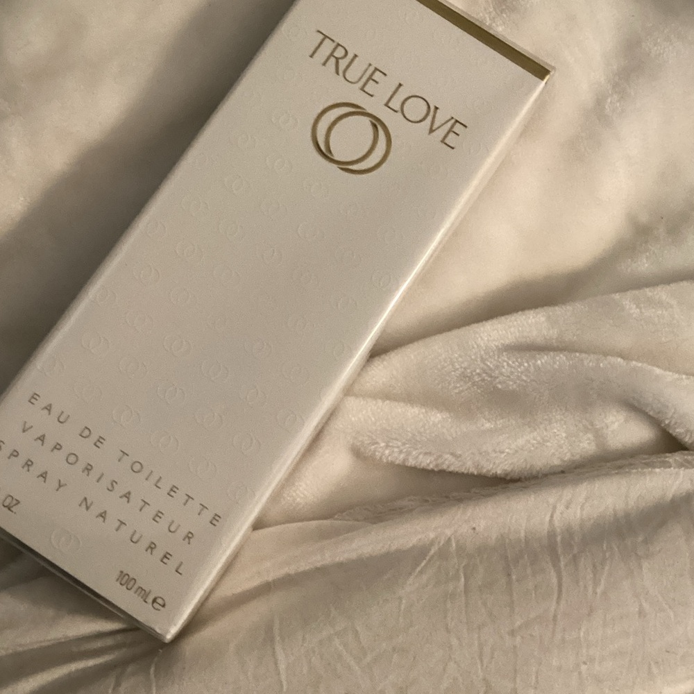 True love 3.3 oz
Smells like JASMINE PEACH APRICOT ROSE AND HINTS OF FREesia.
